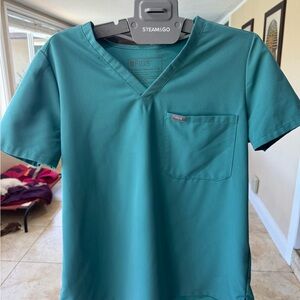 FIGS Women’s Catarina Scrub Top Medium in
Cactus